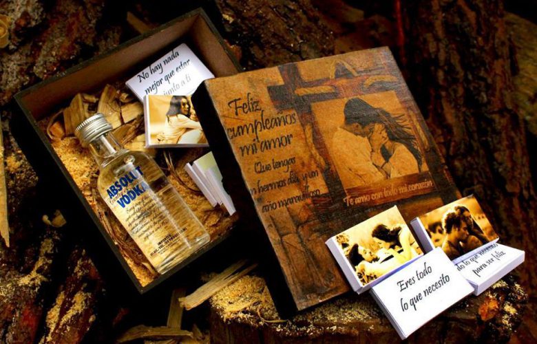 caja de madera personalizada con fotos y chocolatinas con mensajes