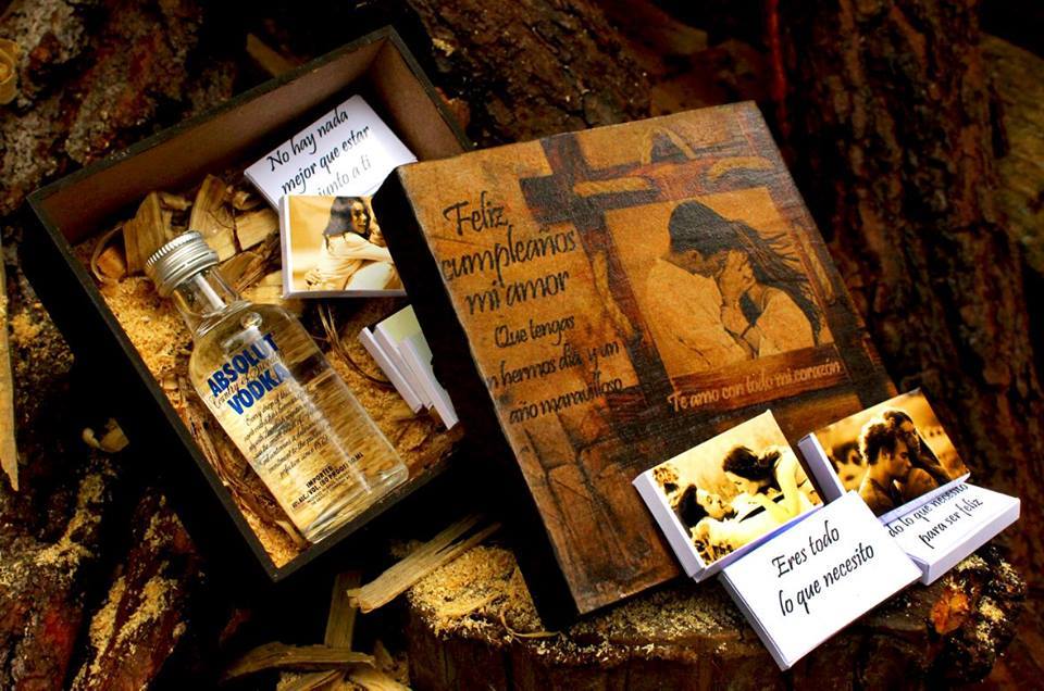 caja de madera personalizada con fotos y chocolatinas con mensajes