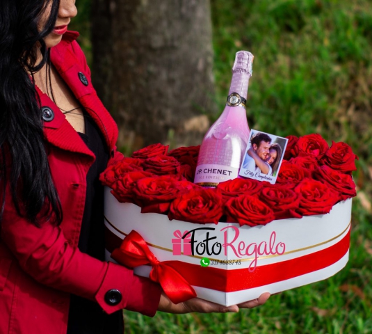 Floristería Popayán. Caja de rosas corazón grande con vino rosado JP: Chenet y foto.