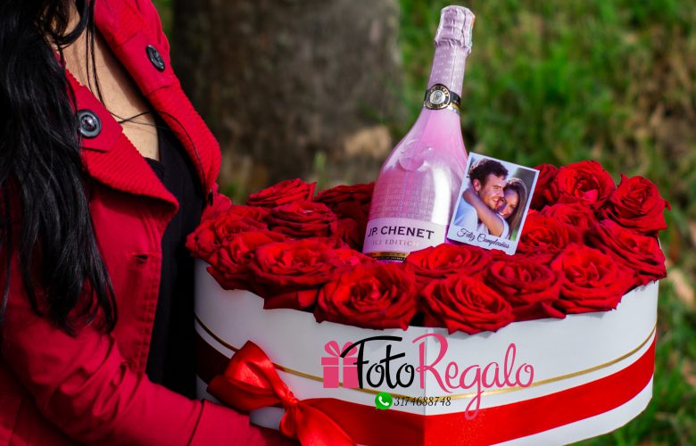 Floristería Popayán. Caja de rosas corazón grande con vino rosado JP: Chenet y foto.