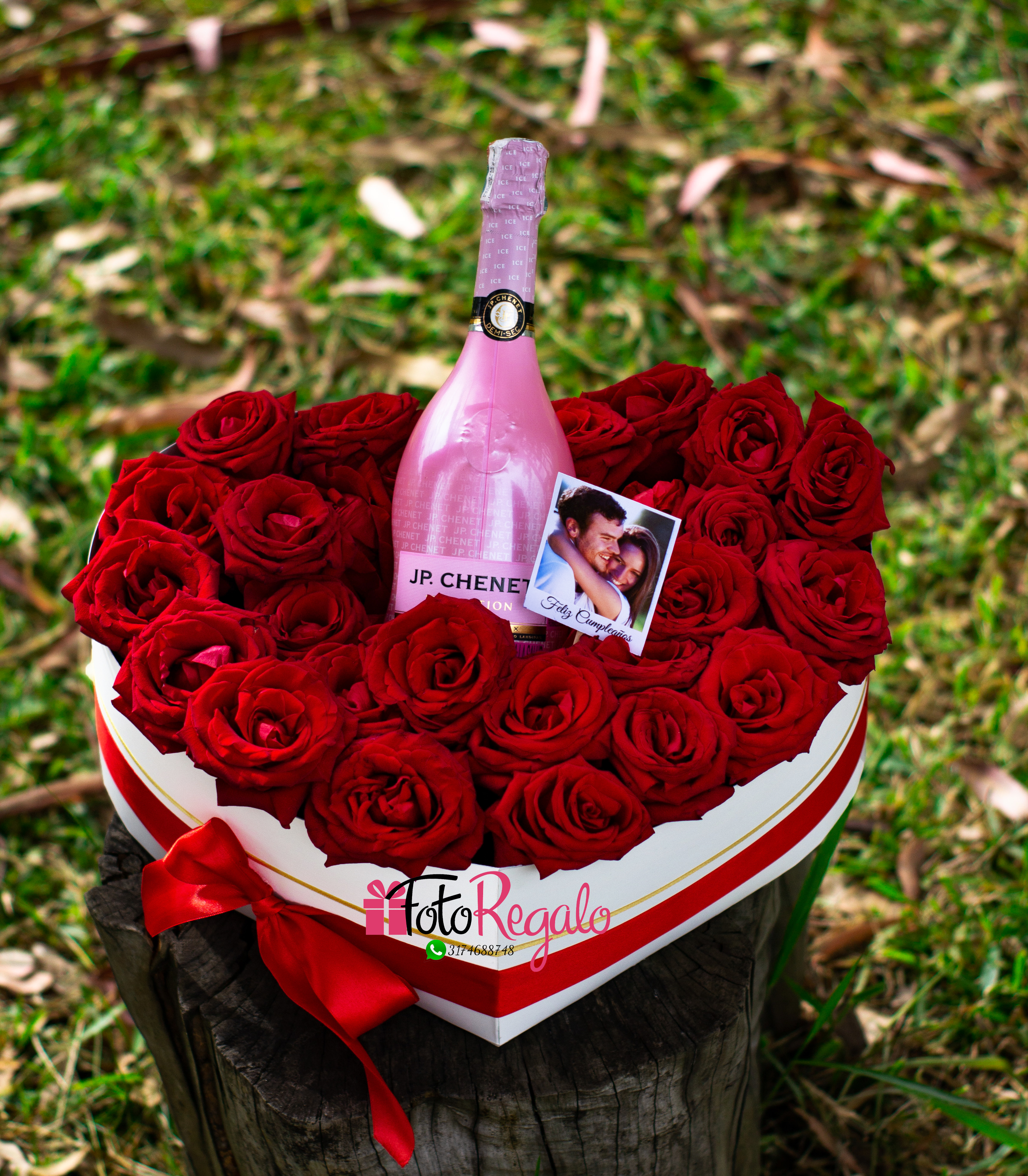 Floristería Popayán. Flores a domicilio. Caja de rosas corazón grande con vino rosado JP: Chenet y foto