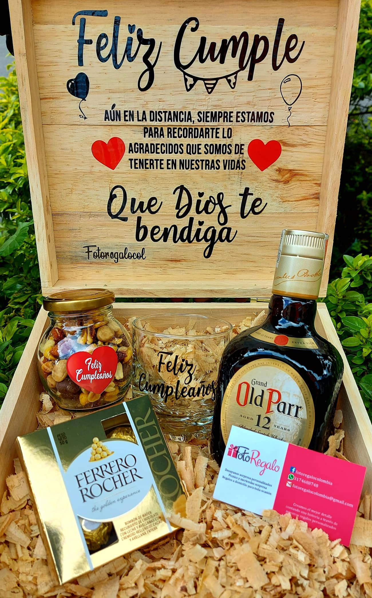 Caja de madera con Whisky, frasco de frutos secos decorativo y chocolatinas Ferrero Rocher